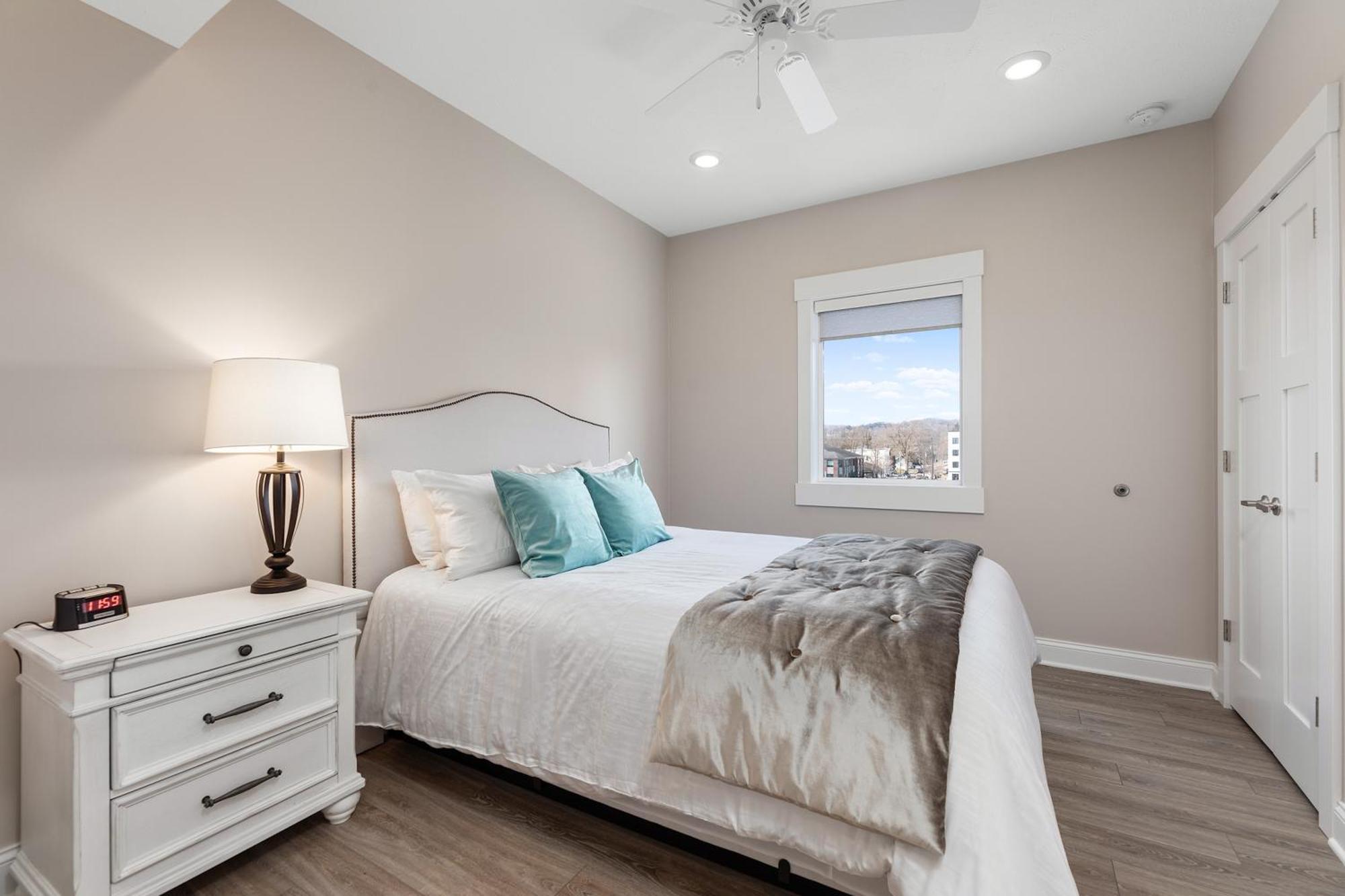 Kasa 539 Bay Street Traverse City Room photo