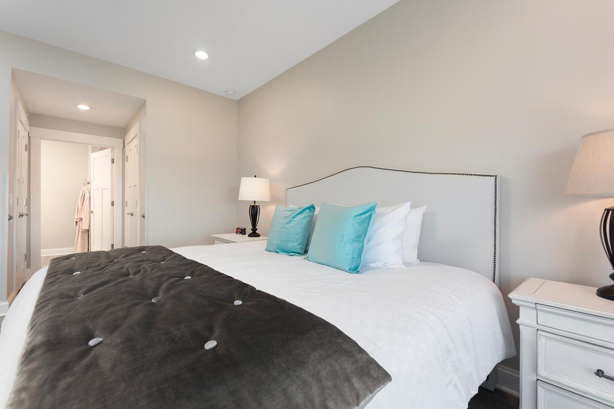 Kasa 539 Bay Street Traverse City Room photo